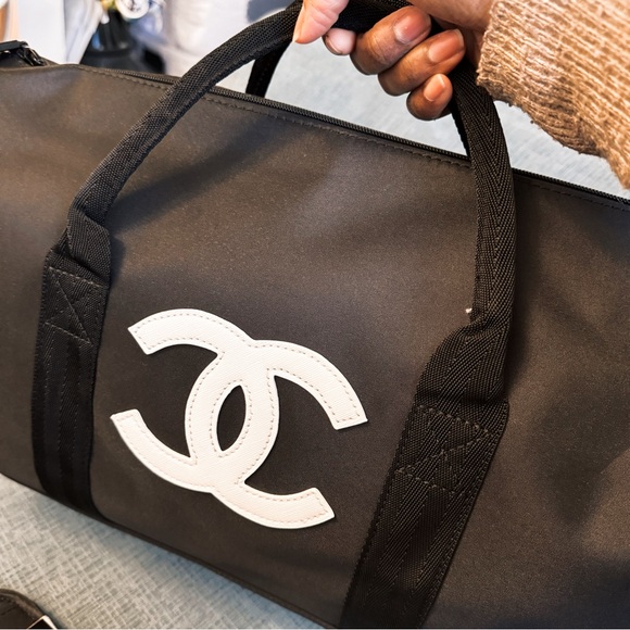 CHANEL Duffle - Picture 3 of 9